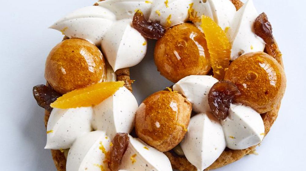 Le saint-honoré, un classique de la pâtisserie à raconter et à revisiter avec du miel de châtaignier, des marrons et clémentines de saison. Une recette de Matthieu Dalmais.D. Japy